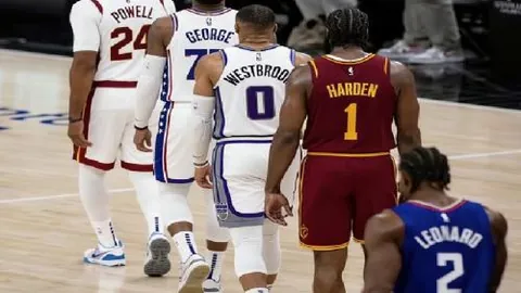 范德贝尔特左膝积液恢复中，预计明年一月初重返赛场——Shams报道